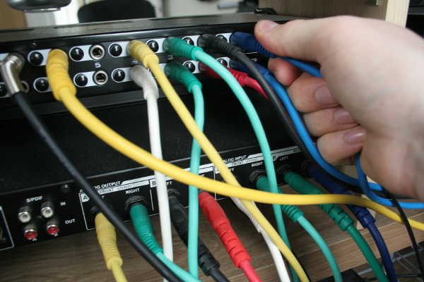 Image of audio cables being connected, with an analogy to how JACK works